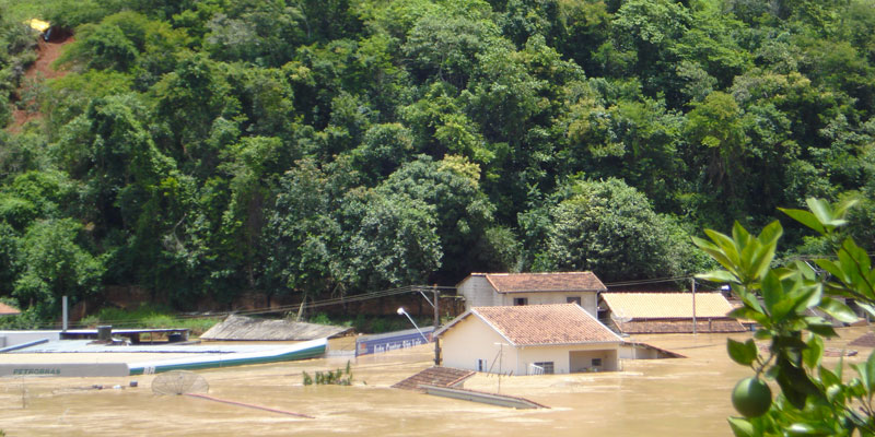 Enchente em São Luiz do Paraitinga deixou pessoas ilhadas e desabrigadas (Foto: Luiz Sergio Eleutério)
