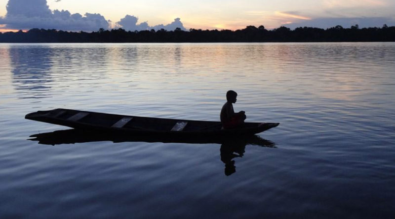 Ribeirinhos da Amazônia enfrentam a fome durante a cheia anual dos rios